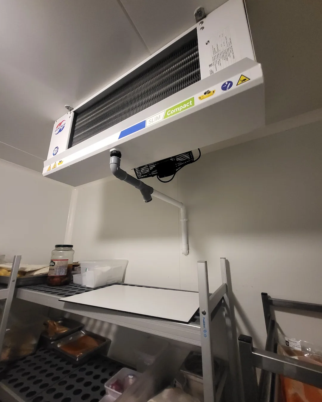 Après réparation évacuation condensats PVC 32 chambre froide positive
