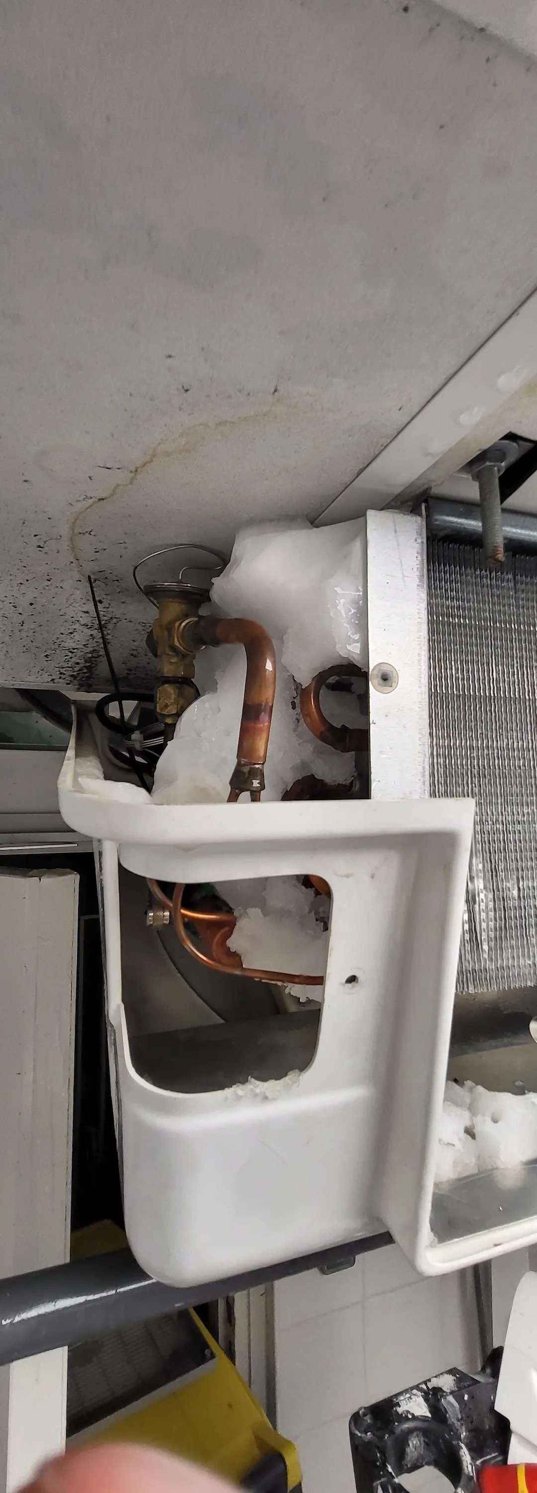 Évaporateur de climatisation pris en glace avec bac à condensats bouché