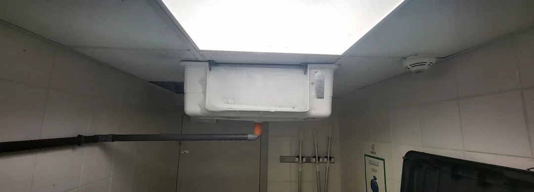 Climatisation prise en glace dans un local technique à Paris