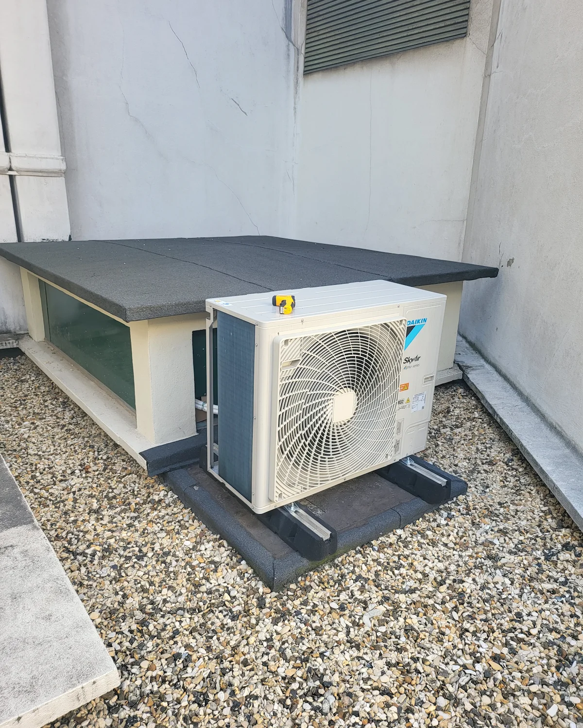 Contrôle du groupe extérieur Daikin Sky Air lors d’une maintenance à Paris 8e