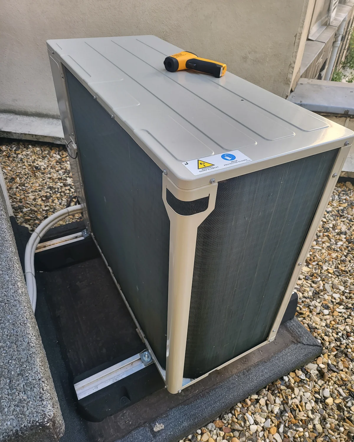 Contrôle de la batterie condenseur d’un groupe Daikin Sky Air à Paris 8e